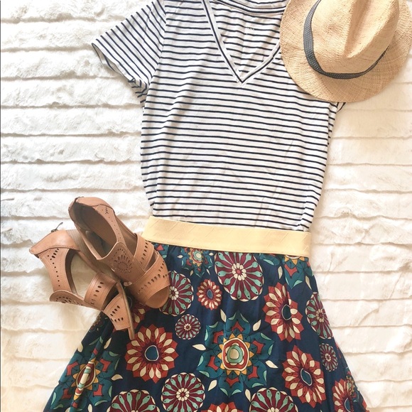 ❗️🆕 Low Price❗️ Mossimo Striped V-neck T-shirt - Picture 1 of 5